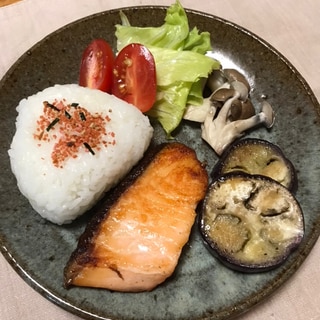 タラコふりかけおむすびの朝ごはんプレート